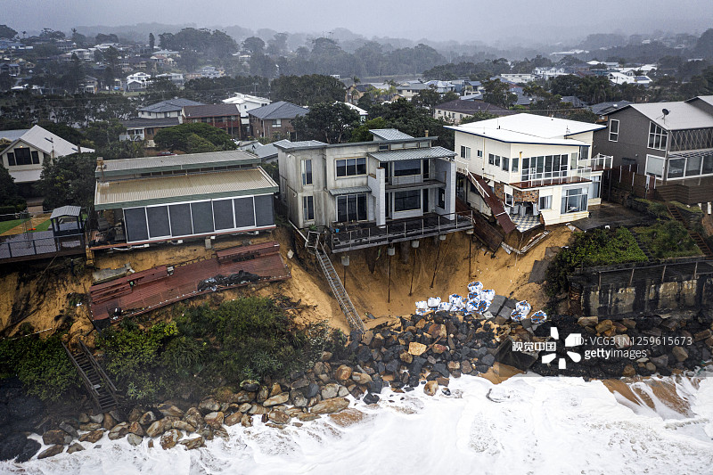 当地时间2020年7月27日，近几周，澳大利亚新南威尔士州中央海岸（Central Coast）的温贝拉尔海滩（Wamberal）因海水侵蚀，整排沿岸豪宅的地基几乎被掏空，并面临倒塌的危险。