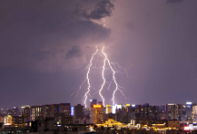 入秋后第一场雷雨袭长沙 绝美闪电照亮天空