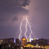 入秋后第一场雷雨袭长沙 绝美闪电照亮天空