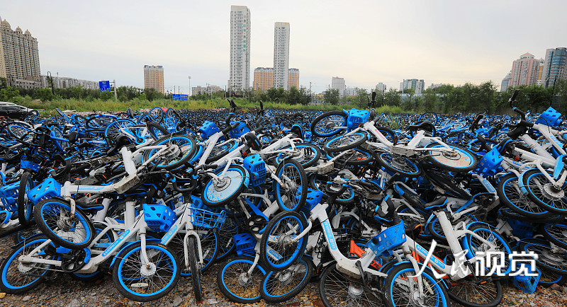2020年8月13日，黑龙江省哈尔滨市，在市区的一处空地，成为共享单车坟场，堆满美团、哈啰等品牌的共享单车，密密麻麻近万辆。据悉，这些车辆因为违规占道，被城管统一运到这里。