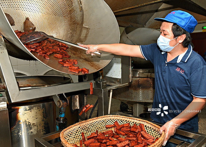 2020年8月25日，湖南省邵阳市洞口县经开区邱记食品有限公司生产车间，员工在加工制作卤食品。近年，该县充分利用当地农副产品资源丰富优势，大力发展柑橘、茶油、茶叶、大豆、乳猪等农副产品深加工，让农副产品资源不断升值，带动了4.7万余人就业，提升了农副产品附加值，增加了农民收入。目前，全县已有以农副产品加工为主的规模企业176家。