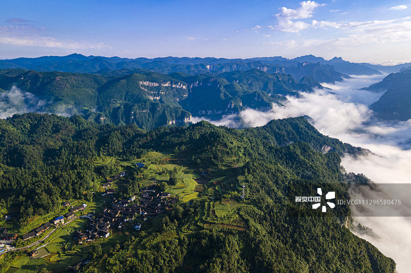 2020年8月26日，湖南省湘西土家族苗族自治州吉首市矮寨镇家庭村周边云雾缭绕，与苗寨建筑相互辉映，美如画卷。