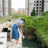 昆明烂尾楼 50余户业主没水没电没气用雨水洗脸