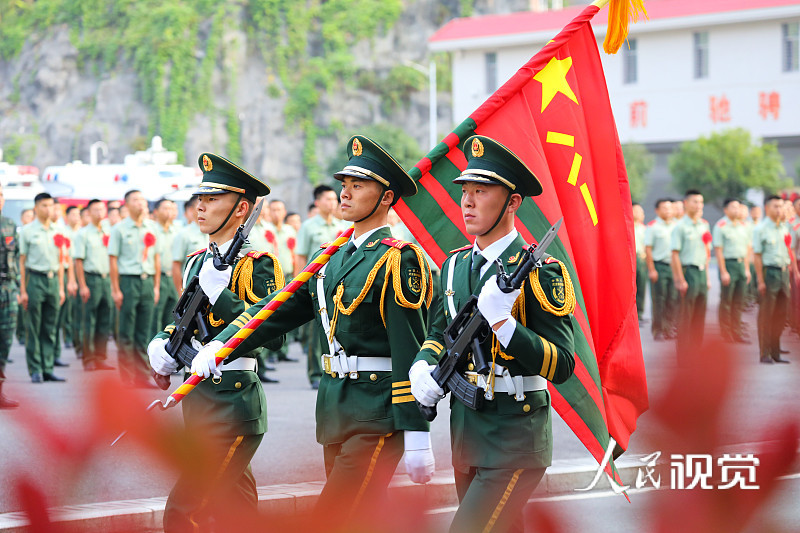 2020年9月1日,湖南湘西,武警湖南总队湘西支队,退伍士兵在敬礼