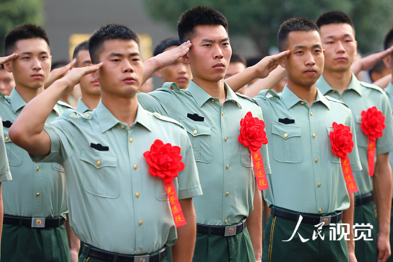 2020年9月1日,湖南湘西,武警湖南总队湘西支队,退伍士兵在敬礼