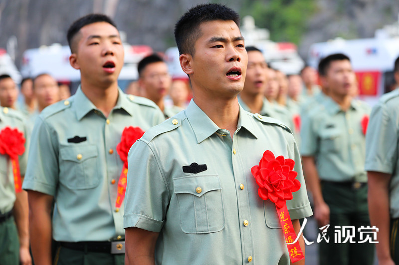 2020年9月1日，湖南湘西，武警湖南总队湘西支队，退伍士兵在敬礼。当日，武警湖南总队湘西支队举行2020年度士兵退役仪式，退伍士兵离开部队，踏上返乡行程。