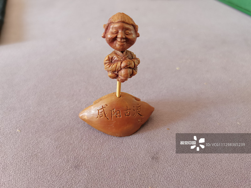 2020年9月10日，陕西咸阳。
水浒108将、咸阳八景、华阴老腔、关中八大怪、上善若水......近日，咸阳兴平市一初中教师将这些元素雕刻在小小的核桃上。这一颗颗惟妙惟肖，小巧精致的核桃，看了后让人爱不释手，忍不住拿起来把玩。网友惊叹：现实版“核舟记！”。