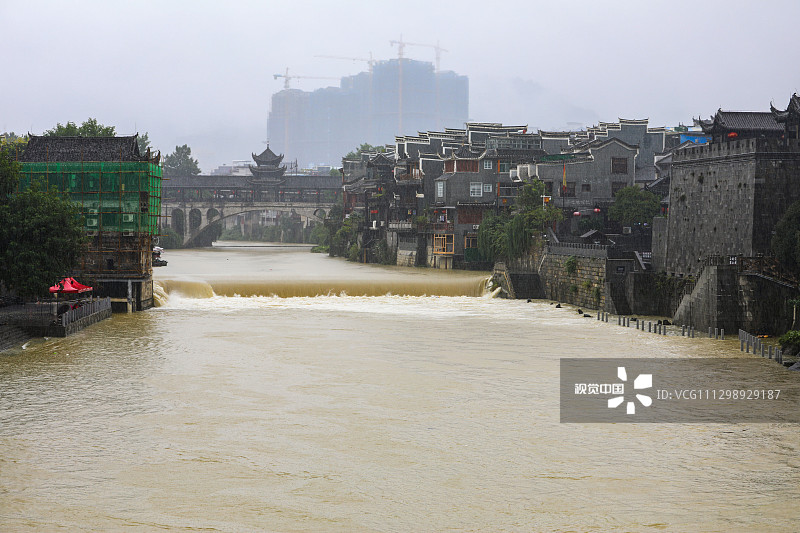 2020年9月15日，湖南省湘西土家族苗族自治州吉首市石家冲街道峒河水位上涨。连日来，湖南湘西土家族苗族自治州遭遇降雨天气，导致部分河流水位上涨。