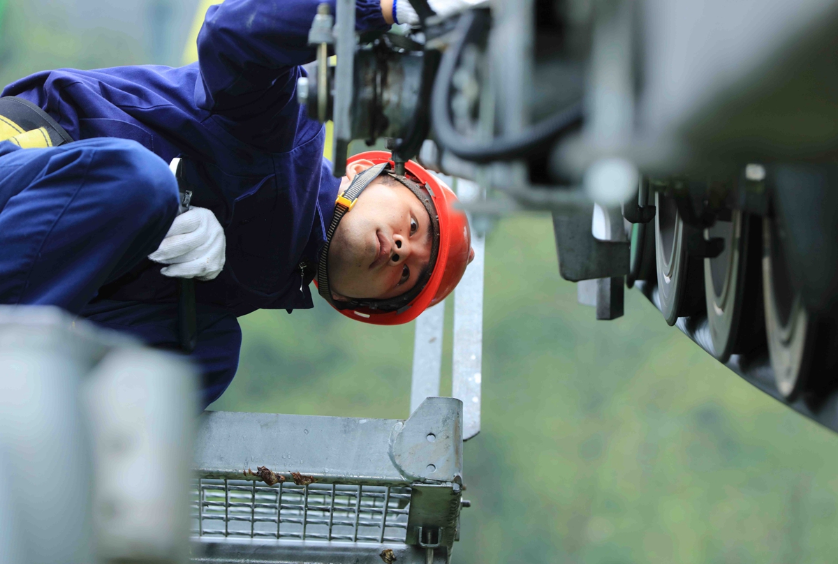 2020年9月27日，湖南张家界武陵源景区杨家界索道工作人员在检查索道运行情况。随着中秋、国庆双节假期临近，武陵源景区将迎来今年跨省团队游恢复后的旅游接待高峰。当地旅游管理部门在完善限量接待、分时段预约等服务保障措施的基础上，提前组织相关旅游企业对景区内高空客运索道进行安全隐患排查，全力保障“双节”假期游览安全。