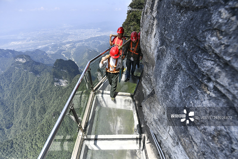 2020年9月7日，湖南张家界，天门山景区施工人员对西线玻璃栈道进行更换玻璃施工，此次更换的玻璃栈道总长度为60米，使用抗弯曲能力强、耐冲击强度高的厚度30毫米的夹胶钢化玻璃，以确保安全性。