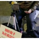 冬夜街头 有位“割肝救子”的父亲在寒风中献唱
