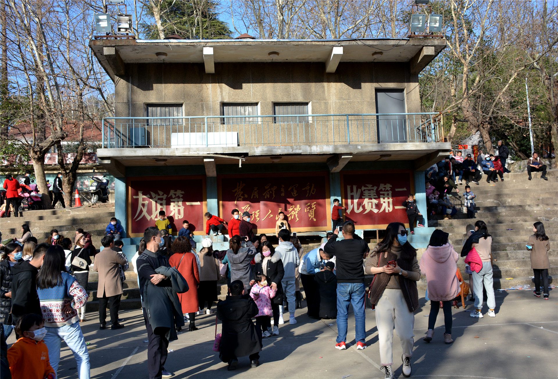 湖北襄阳，《你好，李焕英》取景点襄阳卫东机械厂成网红“打卡”地。随着襄阳宜城籍明星贾玲导演、主演的电影《你好，李焕英》的票房火爆，影片中的取景地——襄阳卫东机械厂也瞬间成了网红“打卡”地。春节期间，不少本地和外地游客慕名前来参观游玩，每一个有时代记忆感的景点前都人流如织，大家纷纷拍照留念。据了解，仅2月16日（正月初五）这天，卫东机械厂的游客就达5000多人次。