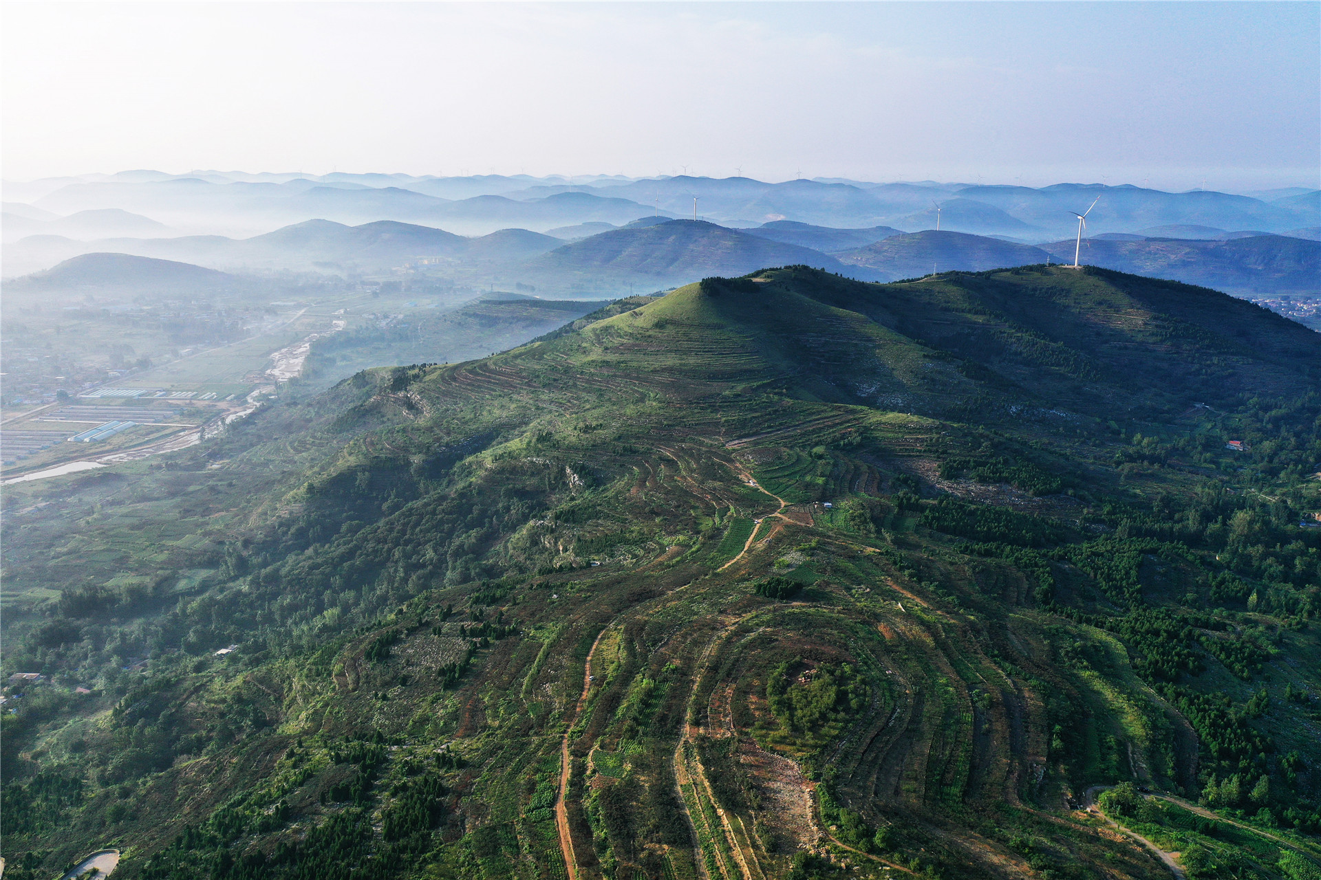 2020年8月31日，山东枣庄，山亭区群峰拥翠，满目青黛。山东省枣庄市山亭区经过多年植树造林努力后，昔日的荒山变成花果山，享有“林海果园”的美誉，被评为“全国绿化模范县”。