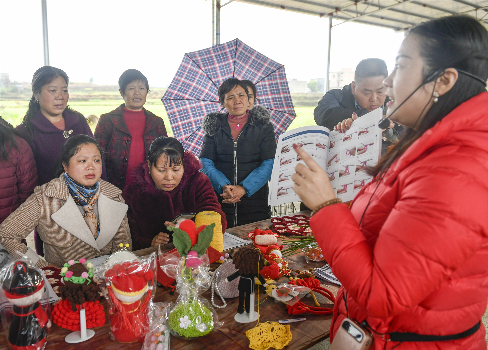 2021年3月11日，湖南省永州市道县白马渡镇青口村，手工编织老师现场指导编织技巧。近年来，湖南省永州市道县为帮助辖区居家妇女掌握技能、创业就业，通过与手工勾编工作室建立共建关系，向符合条件的妇女免费提供编织技能培训和市场服务，有效改善居家妇女和困难家庭的生活水平。