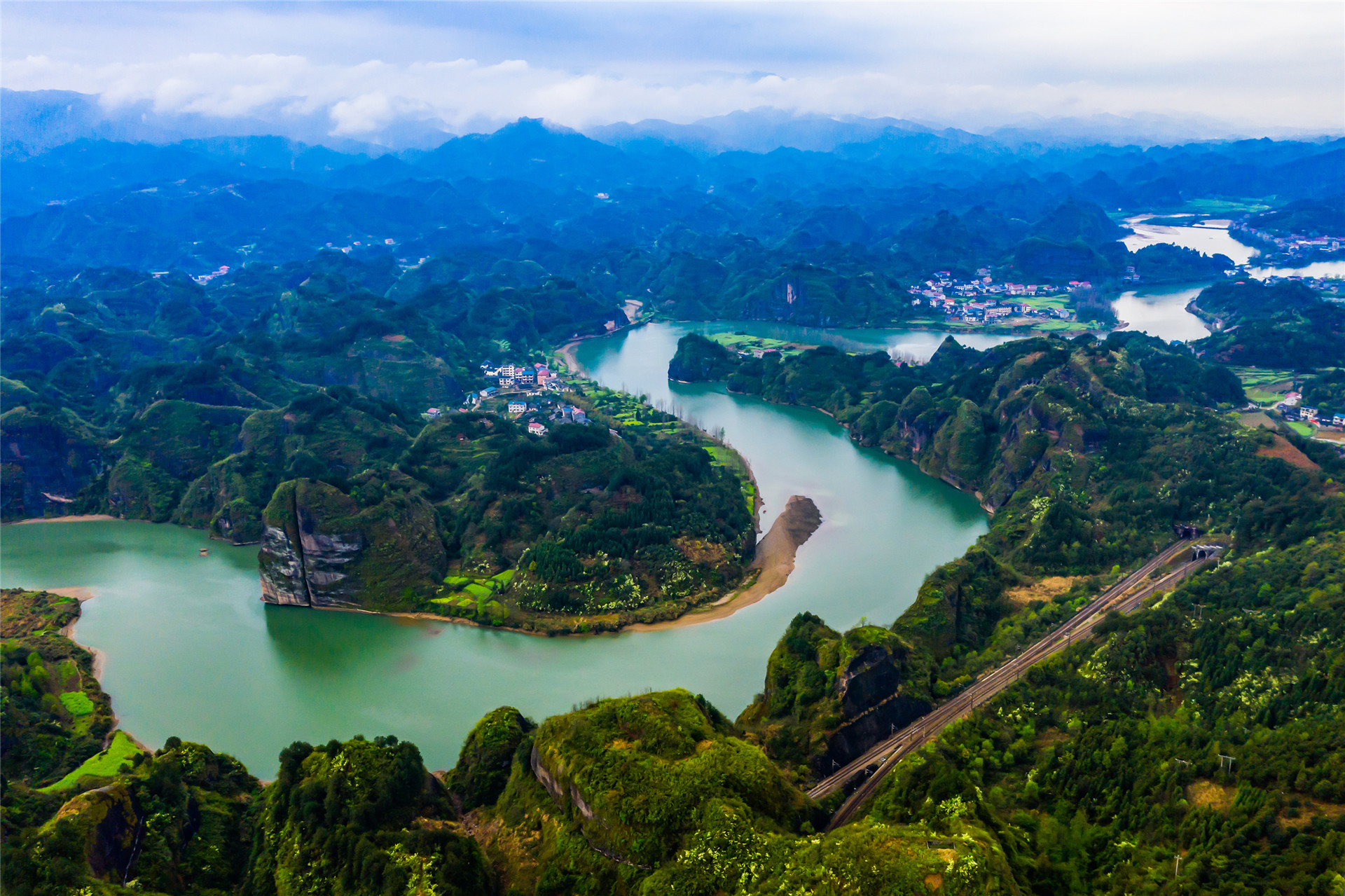 民生 正文思蒙山水景观独特,其中丹霞景区面积65平方公里,十里碧水