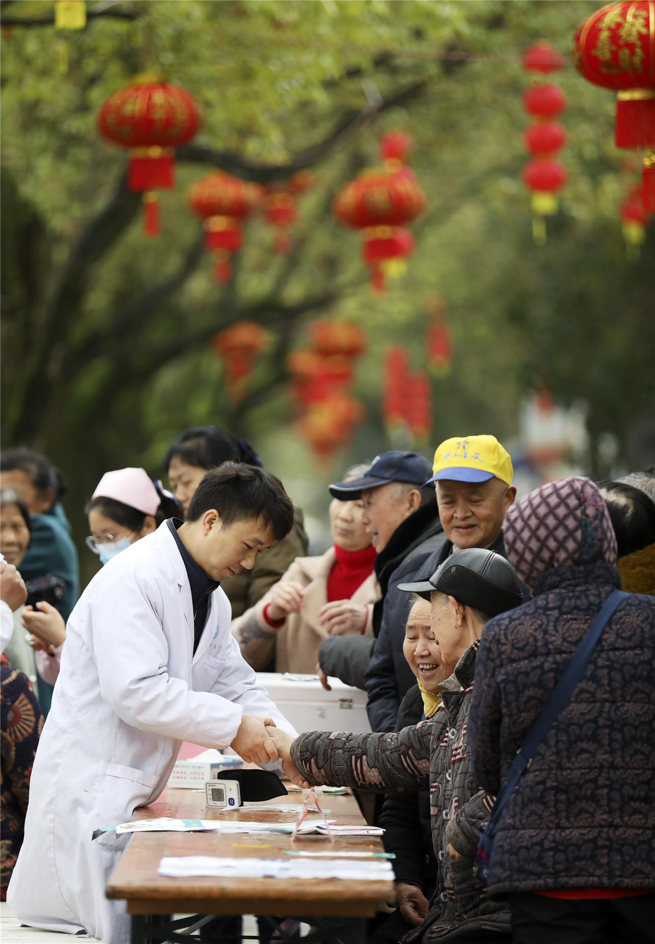 2021年3月3日，湖南省郴州市资兴市开展学雷锋系列活动，各行各业的志愿者走上街头，为市民送健康、送法律、送科普、送爱心，以实际行动践行雷锋精神。在湖南省郴州市资兴市人民广场，医务人员正在为市民免费测量血压。