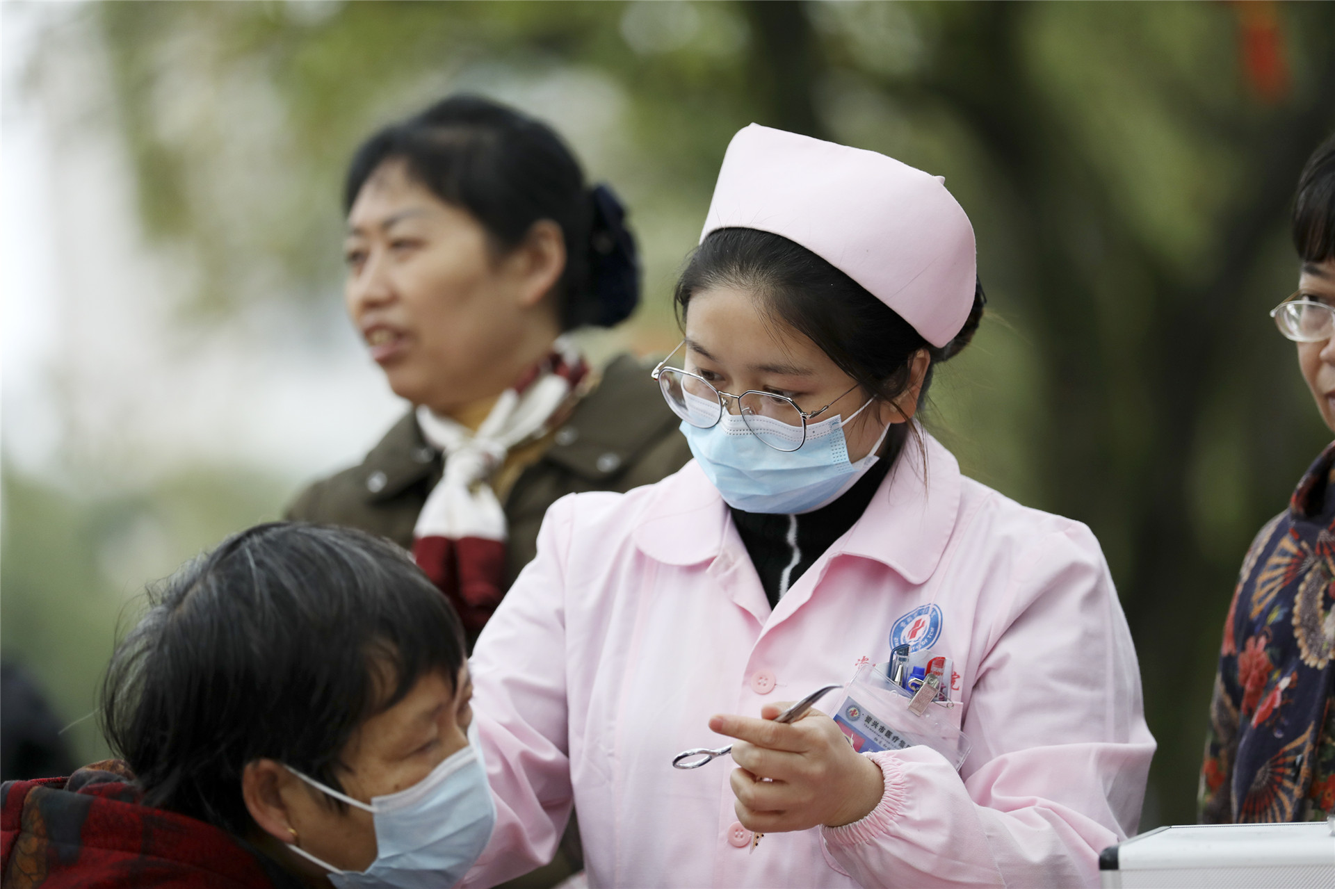 2021年3月3日，湖南省郴州市资兴市开展学雷锋系列活动，各行各业的志愿者走上街头，为市民送健康、送法律、送科普、送爱心，以实际行动践行雷锋精神。在湖南省郴州市资兴市人民广场，医务人员正在为市民检查耳朵。