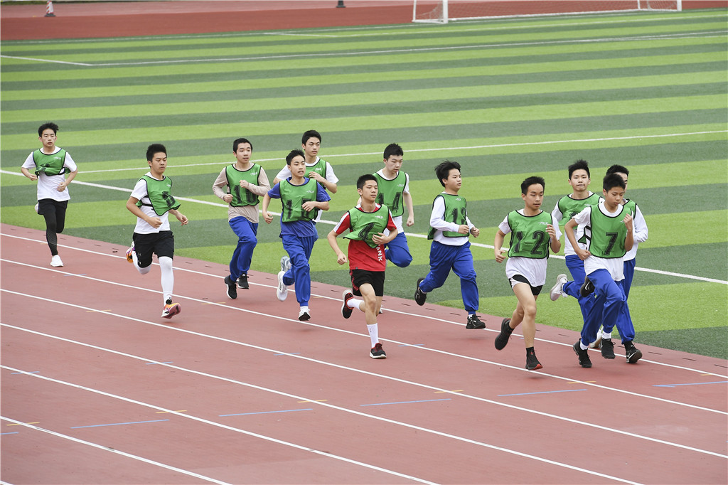 2021年4月20日，长沙市长郡湘府中学考点的考生正在进行中考体育测试。2021年长沙中考体育考试开考。考生正在进行男子1000米跑测试。