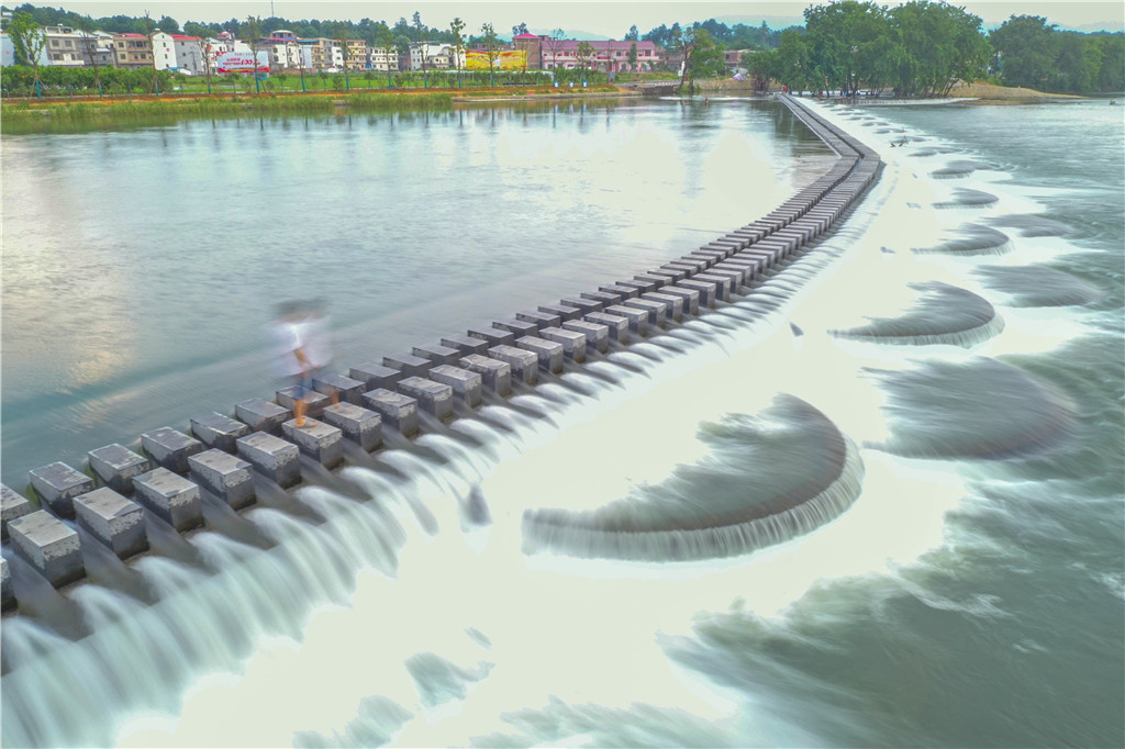 湖南省永州市道县梅花镇贵头村洑水河段，提质改造后的拦水坝呈现流水潺潺、人水和谐的美丽景象。近年来，湖南道县坚持水岸同治，统筹推进水污染治理、水生态修复、水资源保护，水生态环境明显改善，亲水平台成为群众休闲好去处。