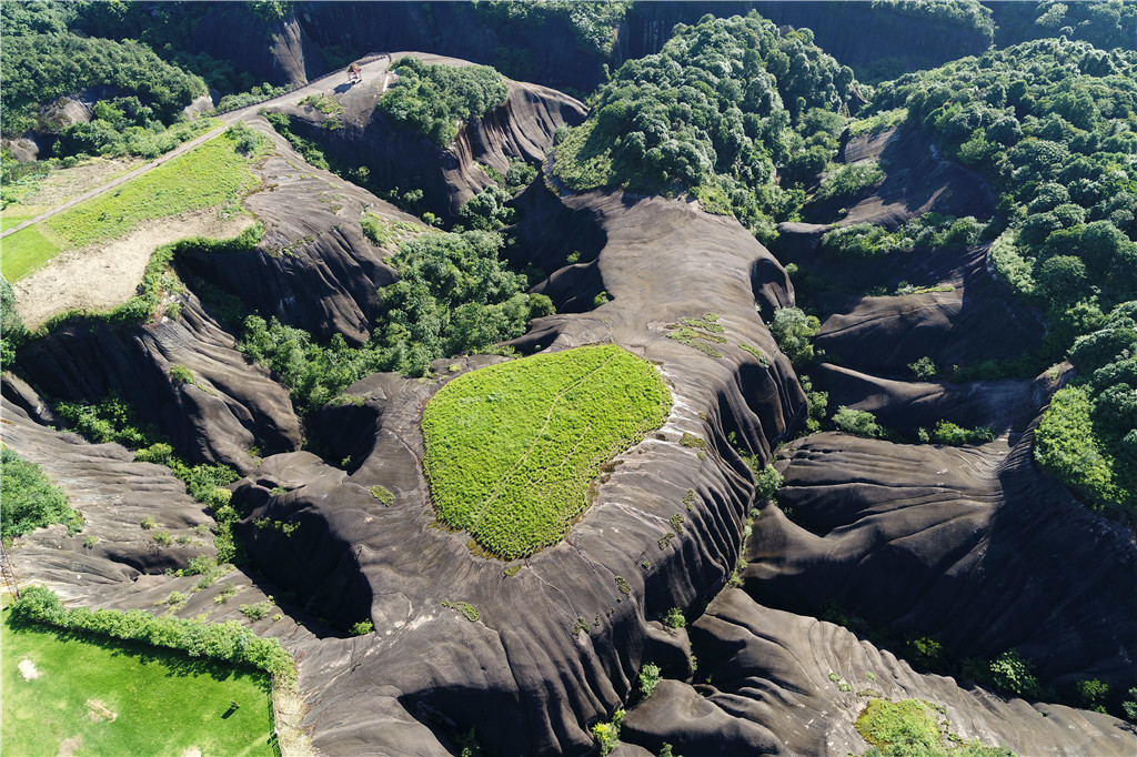 湖南省郴州市飞天山风景区，从空中俯瞰神奇的丹霞地貌，天然形成的“心”形图案惟妙惟肖，让人叹为观止。