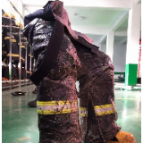 灭火后，消防员脱下的战斗服立在了地上