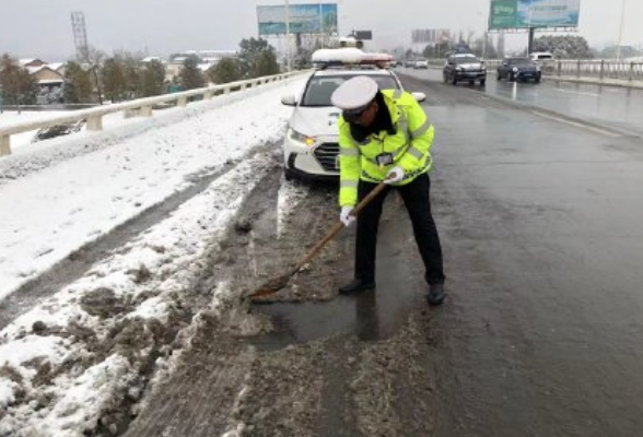 没有什么岁月静好，只不过是有人在我们熟睡时铲雪