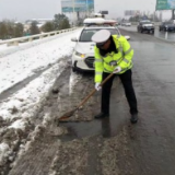 没有什么岁月静好，只不过是有人在我们熟睡时铲雪