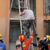 两名儿童被困火场 装修工人徒手爬六楼救人