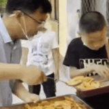 破防！当校长抓到了一个不好好吃饭的男孩……