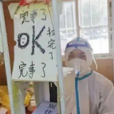 大白自制“扫码神器”!绳子一拉,“完事了!”