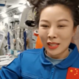 厉害了！太空教师王亚平演示太空洗头