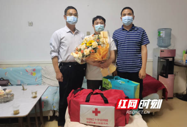 泸溪县红十字会看望造血干细胞捐献志愿者