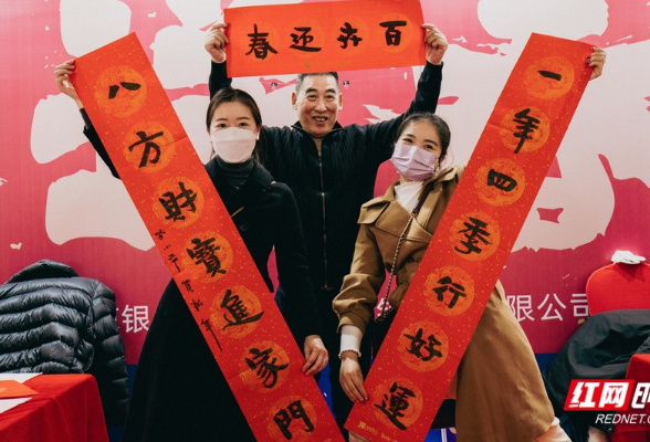 地铁里的中国年：武汉长沙“双城”开启书法名家送春联活动