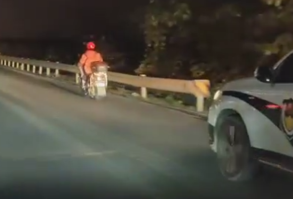 长沙浏阳民警不仅找回电动车还护送回家，女车主：冬夜这束光温暖了十几公里
