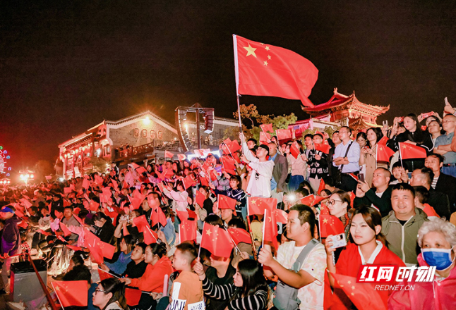 组图丨打铁花、看烟火、大合唱、逛国风盛会，国庆首日铜官窑迎万余游客