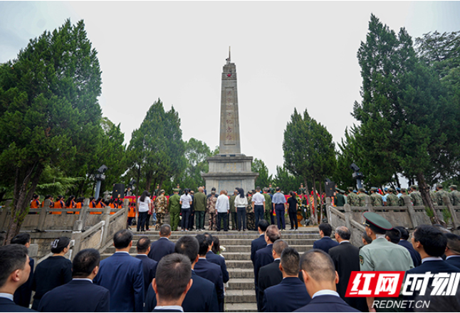 武警张家界支队组织官兵参加“烈士纪念日”公祭活动