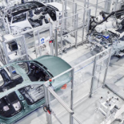 两会新华鲜报丨从“新三样”到“未来产业”，我们如何向未来？