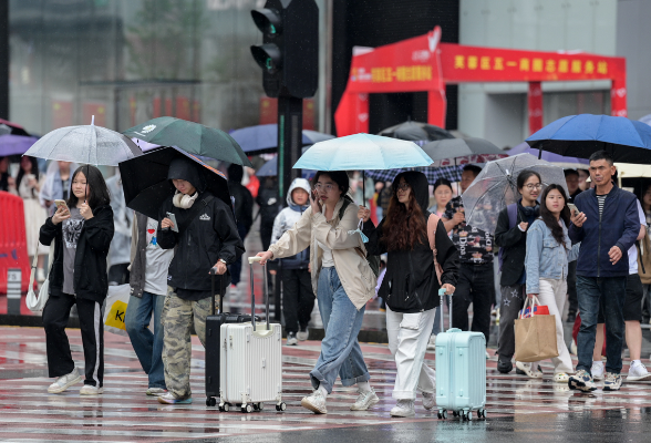图集｜来长沙的都是“真爱”，游客打着伞披着雨衣也要打卡！