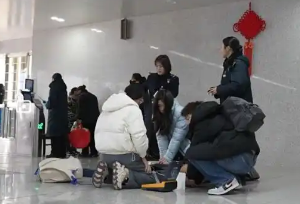 旅客车站突发晕倒，多方接力生命救援