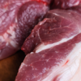 猪价跌穿5元,排骨为何还20元?揭秘“一头猪”的“涨价”链条