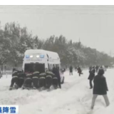 风雪中的温暖瞬间 | 乘客自发合力推车 “119”为“120”抢出一条急救通道