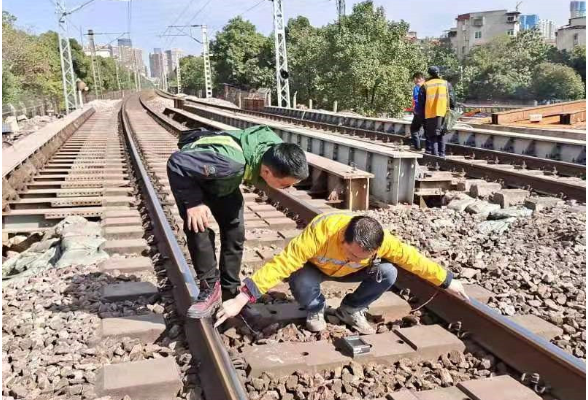 广铁集团长沙电务段为丽江路过京广铁路涵洞拓改工程保驾护航