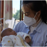 新冠重症三胞胎妈妈回家！当她第一次抱起孩子……