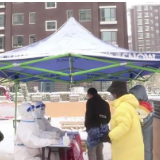 甘肃迎大范围寒潮 “疫”线人员风雪中坚守