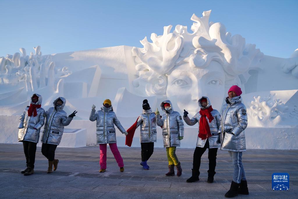 12月24日，在太阳岛雪博会园区，游客在雪雕前拍照。新华社记者 王建威 摄