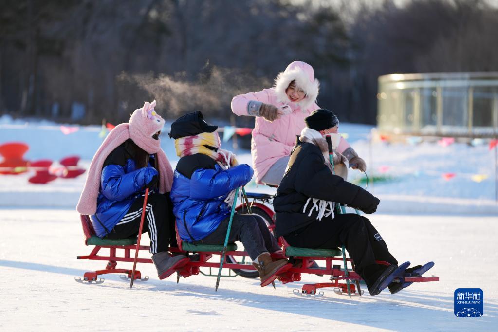 12月24日，在太阳岛雪博会园区，游客在娱乐区体验冰上项目。新华社记者 王建威 摄