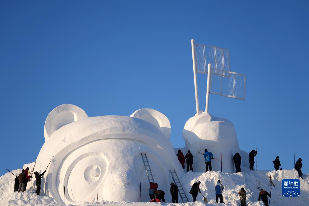 12月24日，在太阳岛雪博会园区，雪雕师在进行雪雕创作。新华社记者 王建威 摄