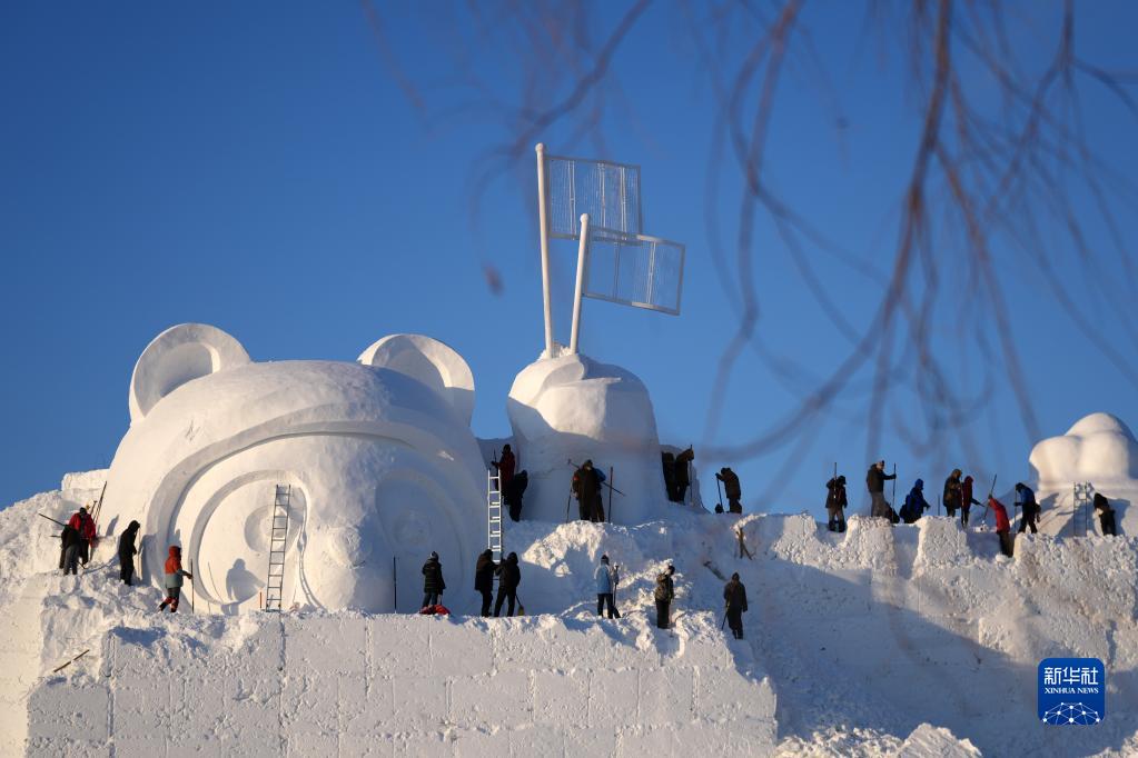 12月24日，在太阳岛雪博会园区，雪雕师在进行本届雪博会主塑的雕刻。新华社记者 王建威 摄