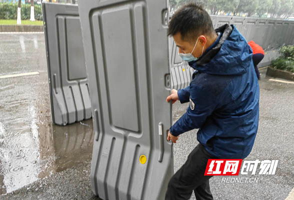 东塘社区：网格志愿者清晨冒雨行动   迅速疏通群众出行通道