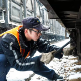 他们雪中送“炭” 点亮万家灯火